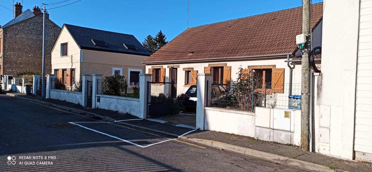 Etablissement Commun Avec Chambre Prive Tranquille Avec Jardin A 10 Min A Pied De La Gare De Fleury-Les-Aubrais Et 2 Min D Orleans Hotel Exterior photo